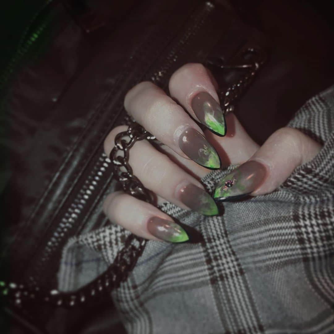 chiiiiiのインスタグラム：「本日も即日ネイル😂 以前もvillains nais🔮 したけど今回はMaleficent🦇🦠 Ⅱは感銘受けすぎて3回観に行きました^_^私は年中Halloween人間なので季節感ネイルは無縁です 担当はmisatoさん(@lapismisato )です❤︎」