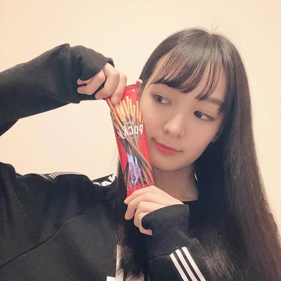 道江幸子さんのインスタグラム写真 - (道江幸子Instagram)「ポッキーの日毎年ちゃんとポッキー食べてる☺︎﻿ ﻿ ﻿ ﻿ ﻿ ﻿ ﻿ ﻿ ﻿ #ポッキーの日 #チョコ #スナック菓子 #ポッキー #ポッキープリッツの日 #せるふぃー #selfie #pocky #麻子 #甜食 #自拍 #自拍神器 #ロングストレート #黒髪ロング #followｍe #自撮り #1111 #11月11日」11月11日 22時44分 - sachiko_michie