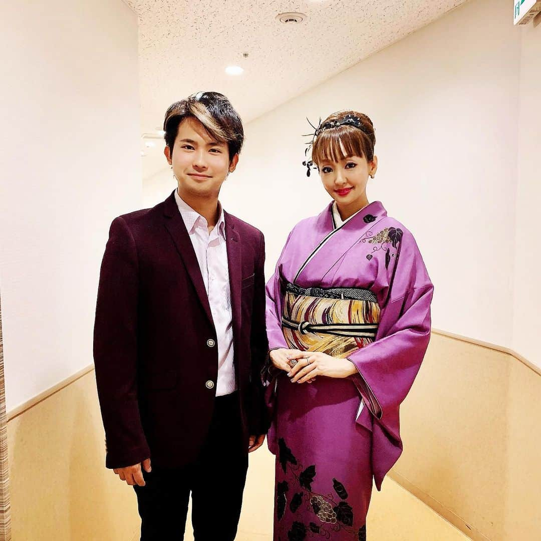 神田うのさんのインスタグラム写真 - (神田うのInstagram)「主人💕が買っていたチケット、音楽のお祭りBBC proms Japanに家族と行って参りました☺️ 主人は音楽祭だから娘に聴かせて上げたいと交流のあるヴァイオリニスト三浦文彰君💕 @fumiakimiura がご出演されている事を知らずにチケットを購入していたのですが、流石世界で活躍する若手トップソリストだけあってお見事な演奏でした✨ 娘も文彰大先生💕の素晴らしい演奏を食い入る様に観て（聴いて）いました❣️ 和音にビブラートに今娘が学びたい全てを軽々あやつる大先生💕の奏でるストラドの音色は相変わらず美し過ぎました😍 #bbcproms#bbcpromsjapan#bbcpromsjapan2019#concert#コンサート#音楽のお祭り#音楽祭#ヴァイオリニスト#violinist#fumiakimiura#三浦文彰 さん#ワイン柄着物#ワイン柄#お着物#着物#訪問着#とよた真帆 さん#デザイン#素敵なお着物#wine#kimono#japanesekimono#unokanda#神田うの」11月11日 22時44分 - unokandaofficial