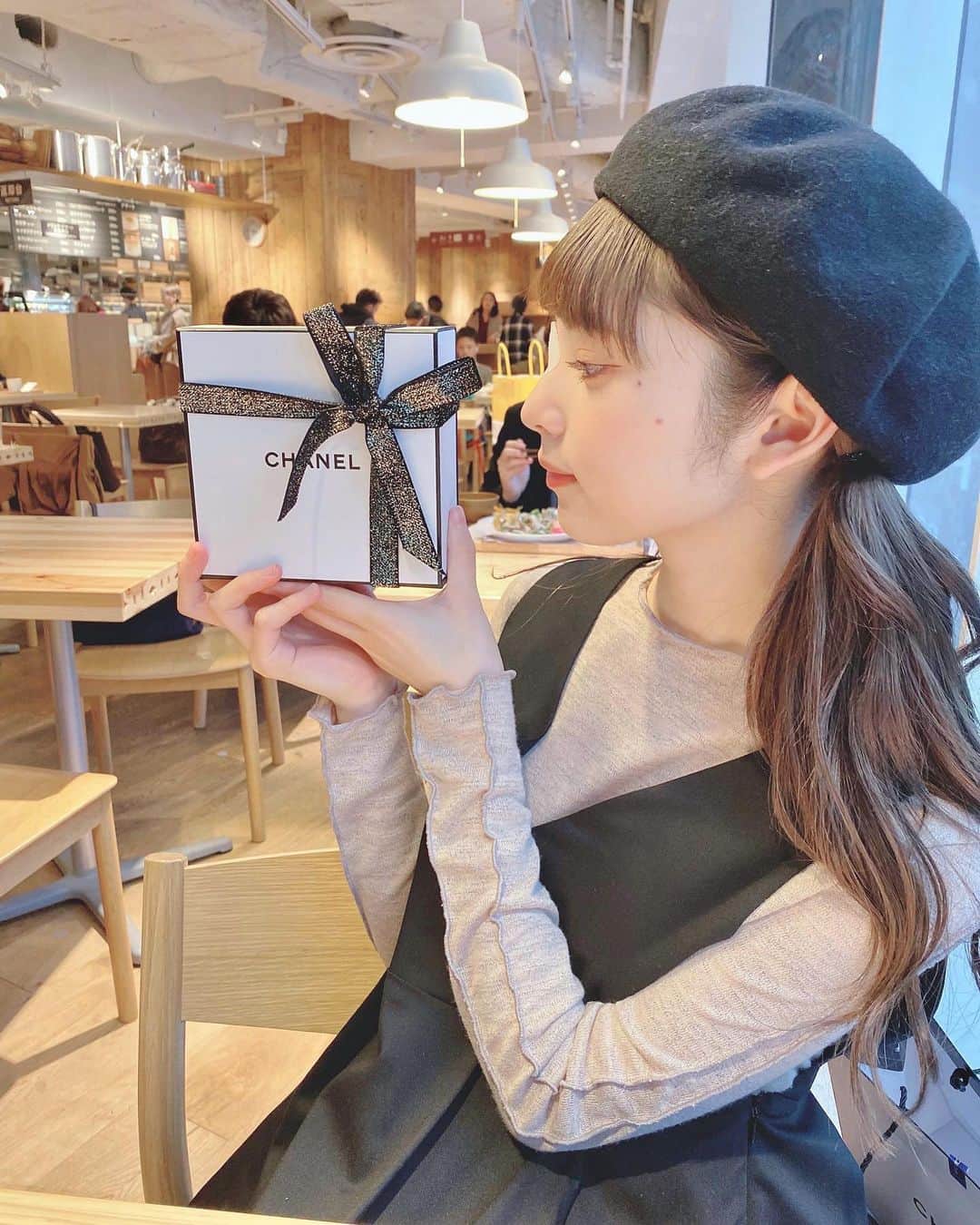 のインスタグラム：「公式マークおめでとうって 地元の親友からプレゼント貰ったんです。。 わたしは とても嬉しくてその子を上京させたくなりました。。 上京してきて、私と一緒に暮らせばいいのだ。  眼帯は、ものもらいです。」