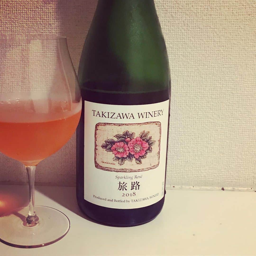のインスタグラム：「その名も"旅路"。 散歩途中に偶然出会った 北海道・余市の TAKIZAWA WINERYのロゼ が大ヒット！  北海道固有の品種・旅路を 使った、スパークリング。  野生酵母による 瓶内二次発酵で作られていて、 ピュアな酸味と爽やかな果実味は、 まるで雨上がりに咲いたばかりの花のような 透明感と純粋さ、野生味を 兼ね備えてます。  秋のきのこ鍋やおこわに、 飲めば飲むほどに 若返る！？と感じさせる 媚薬的な葡萄酒です。  2枚目は長野の高山村で出会った 信州たかやまワイナリーの"nacho"。 地元で「どう？」という方言の「なっちょ」。 気軽にデイリーに楽しめる フレッシュなスティルのロゼです。  いくら飲んでも、 翌朝スッキリの2本。 11月のよき出会いでした！ (編集W)  #エクラ #たかやまワイナリー #タキザワワイナリー #ロゼ #タキザワワイン #北海道ワイン  #長野ワイン」