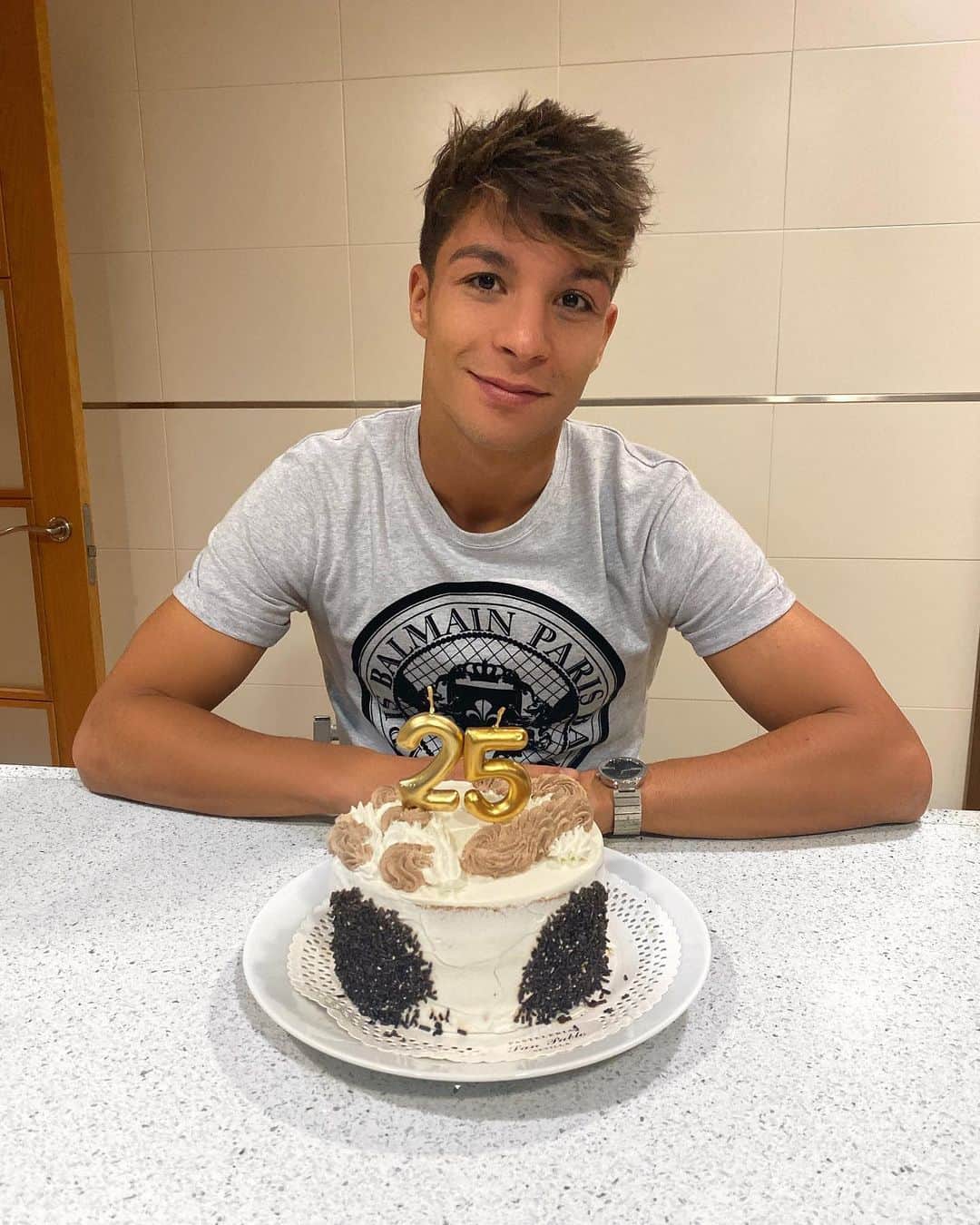 オリベル・トーレスのインスタグラム：「Primer cuarto de siglo superado. 25 vueltas al sol. Rodeado de la gente que me quiere y satisfecho por todo lo vivido hasta ahora. Muchas gracias a todos por las felicitaciones y por el cariño que me demostráis siempre! Por muchos años más celebrando la vida junto a todos vosotros 😊🎂2⃣5⃣  Primeiro quarto de século superado. 25 voltas ao sol. Rodeado das pessoas que me querem e satisfeito por tudo o vivido até agora. Muito obrigado a todos pelas mensagens de parabéns e pelo carinho que me demonstram sempre! Por muitos mais anos celebrando a vida junto a todos vocês ☺🎂 2⃣5⃣」
