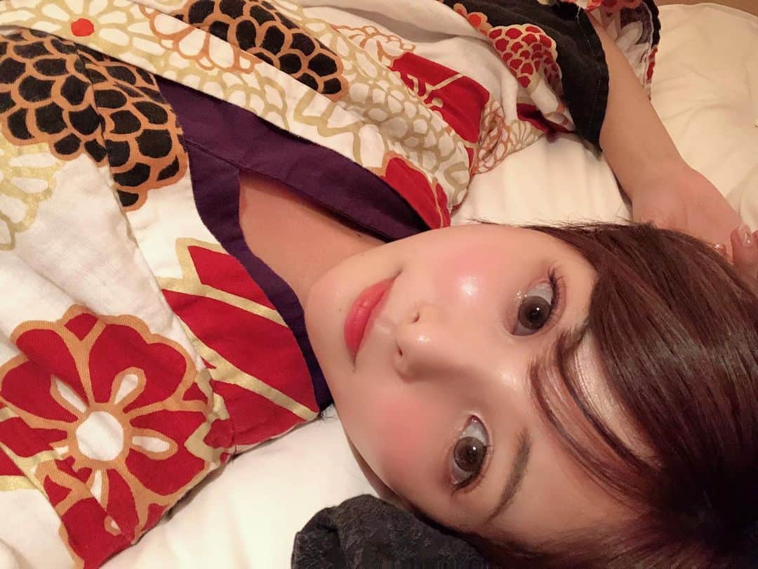 岡田栞奈のインスタグラム：「ふかふか💓 良き記念日💒💓 おやすみ💓🌙💤 #温泉旅行 #浴衣女子  #記念日 #結婚式記念日 #箱根 #家族旅行 #弾丸旅行 #1年記念日 #らぶ」