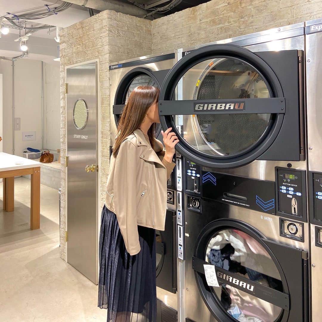 杉下理世のインスタグラム：「趣味洗濯🧼無類のお洗濯好きな私が、最近コインランドリーにも手を出し始めました。 中目黒高架下にあるWASH AND FOLD。 コインランドリーの概念を変えるスタイリッシュさに、ついテンションが…☺️ 私がお洗濯を好きな理由は、２つあります！ １つ目は、無心で取り組めるから。 ２つ目は、汚れた物がキレイになる、いい匂いになる、つまり成果がすぐに現れそれが目に見えるからです✨ 最近の関心ごとは、みんなが使ってる柔軟剤です(^ ^) #コインランドリー #washandfold #洗濯 #ENERGIZE構文 #覗き見」