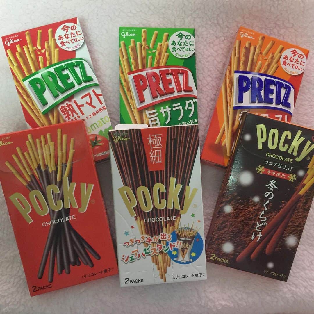 なつはるまきのインスタグラム：「今日は #ポッキーの日 なので、これ全部でポッキーゲームします😋❤️」