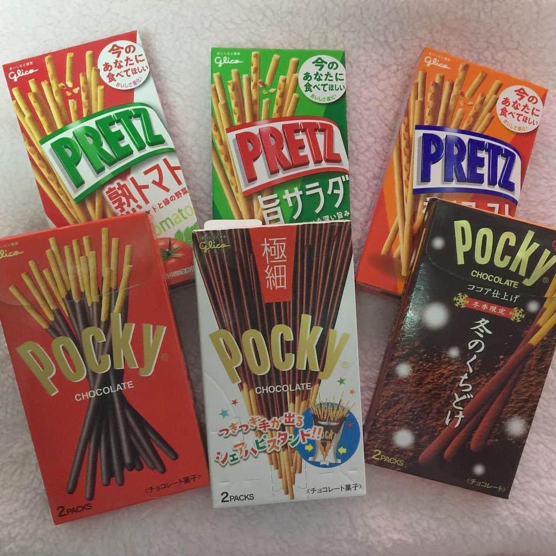 なつはるまきのインスタグラム：「今日は #ポッキーの日 なので、これ全部でポッキーゲームします😋❤️」