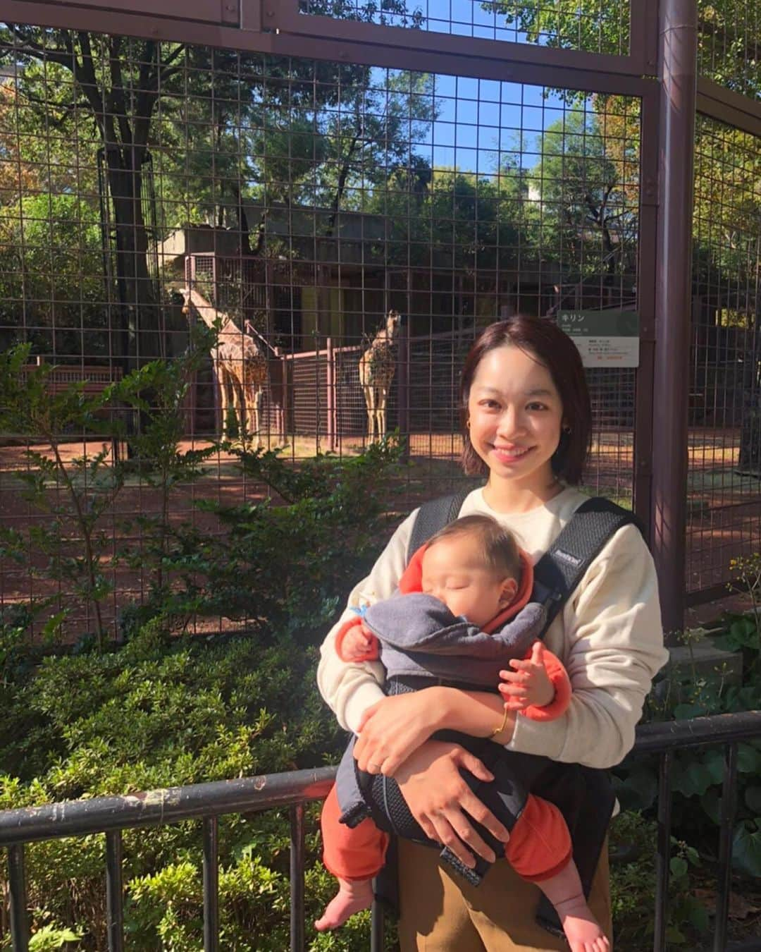 黒澤かなえさんのインスタグラム写真 - (黒澤かなえInstagram)「息子、 6か月を目前に 動物園デビューしました🐘🦒🦓 沢山菌を浴びまくってこれで強くなったかな！？ ．  うちのパパさん、入園前に何を取り出すのかと思いきや！！！お家から息子の好きな絵本持参してました📚絵本に出てくる動物のところは絵本取り出して息子に見せてあげててさすが子煩悩パパ👏🏻笑 次行ったらきっとまた違う反応してくれるんだろうなぁ👐🏻 ．  家族ぐるみのお付き合いって幸せだ〜とこの風景を見ててつくづく…！週末のパパたちの姿っていいよね。ハッシー家族楽しい時間をありがとうございました👪 ．  #上野動物園#週末#息子#生後5か月#男の子#男の子ママ#新米夫婦#家族#こぐまちゃんとどうぶつえん#絵本#シャンシャン@パンダ」11月11日 22時49分 - k_kana