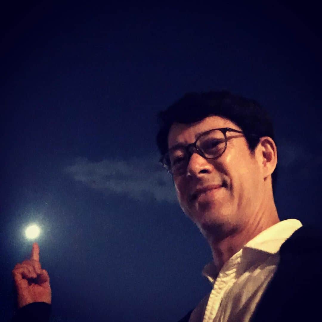 西川忠志さんのインスタグラム写真 - (西川忠志Instagram)「失礼致しました😅  私、先程この写真を『満月』とタイトルを 付けましてInstagramにアップさせて頂きましたが 皆様、申し訳ございません🙇‍♂️ 『満月』は明日でございました。  すっかり満月気分で月を指差しております😅 きゃー恥ずかしい😅😅😅 本当に失礼致しました。  しかし確かに寒くなって参りまして 空気も澄んで、綺麗なお月様が見れました！ 月光浴できましたことに変わりはございません😅  明日も澄んだ夜空に満月が見れます様に。  そして本日は、なんばグランド花月・吉本新喜劇公演 川畑座長週の千穐楽を迎えることができました。 これも、ご来場賜わりましたお客様お一人お一人のおかげ様と 心より感謝を申し上げます。  #月光浴 #西川忠志 #なんばグランド花月 #吉本新喜劇 #ngk #川畑座長週 #ありがとうございます #ありがとう #感謝  #失礼致しました #失礼しました #恥ずかしい  #夜空  #申し訳ございません #澄んだ空気  #お客様」11月11日 22時51分 - nishikawa_tada