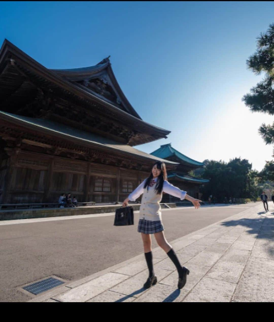 髙橋莉瑚さんのインスタグラム写真 - (髙橋莉瑚Instagram)「🍁秋晴れの日曜日⛩  #鎌倉撮影 でした。 📷　@gai_photo さん😊 鳩サブレ🐦ご馳走様でした💓 #カメラマンさんありがとう  #RIKORIN #制服モデル　#JKモデル #撮影モデル  #高校1年生 #ファッションモデル #キラドリ5期読モ  #キラドリ #プラチナムプロダクション所属  #シブサン  #グリーンクラス  #シブサン学園祭　11/17👍‼️ #カープ女子  #カープ大好き 🎏♥️」11月11日 22時58分 - rikorin_0927