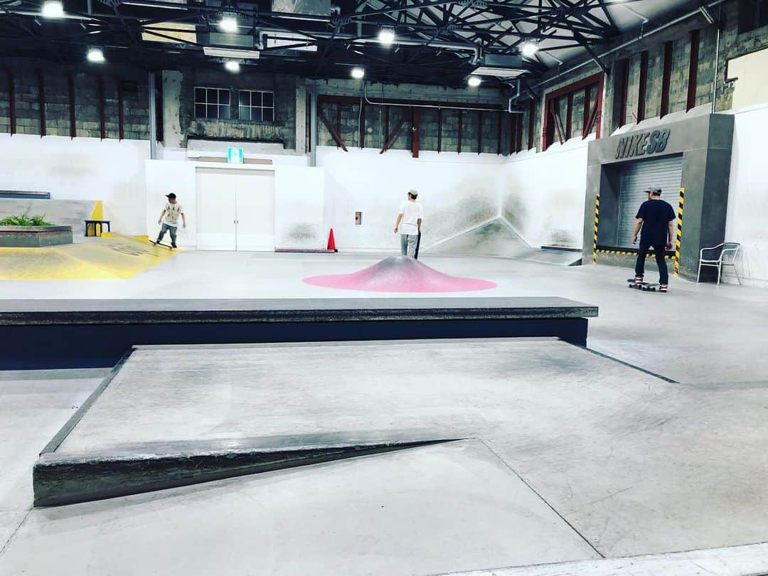 後関好宏さんのインスタグラム写真 - (後関好宏Instagram)「今日はタイチ君と柏倉くんとnikeのスケートパークへ。ミュージシャンのスケボー仲間が増えて嬉しい限りです！！なかなか皆んなで演奏することは無いけど、またワイワイ滑りに行きたいなぁ。楽しかったー！！ #skeatboard #drummer #stim #toe」11月11日 23時00分 - gosekky
