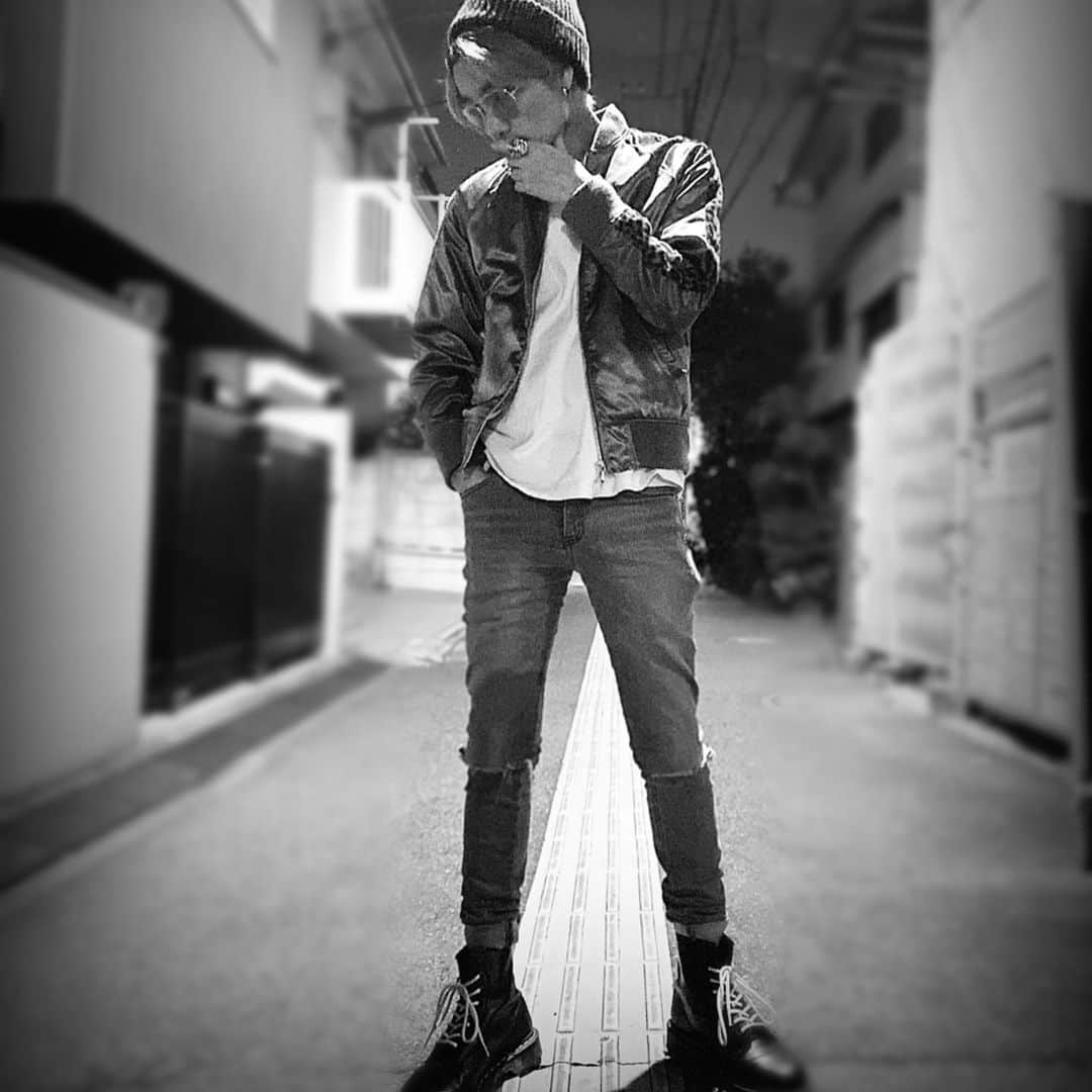矢野聖人さんのインスタグラム写真 - (矢野聖人Instagram)「お洒落に撮ってもらいました^ ^  #snap #monochrome #スカジャン #サングラス #ヒョウ柄 #gauntlets #スキニー #ドクターマーチン #drmartins #street #fashion #yanomasato #矢野聖人」11月11日 23時10分 - masato_yano