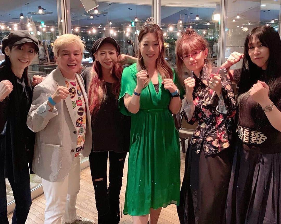 井上貴子のインスタグラム：「本日はダンプさんの リアルバースデー！  おめでとう㊗️ございます。  アタシはまだ サプライズパーティーの 余韻が続いていて…  でも日常はかなりの ハードスケジュール…  色んなこと更新しなきゃいけないのに…  追いつかないのーー（笑）  さーて こないだは乾杯の挨拶に 井上京子選手が来てくれて感動して泣きまくる…みたいなところで終わってると思うのだけどもーー。  実はまだサプライズがあった。  お誕生日ケーキの🎂入場。  テーマ曲がSHOW-YAさん。  え？？まさかの？ モノホン？？ 来ちゃったーー！！！！ 凄くない？ 井上貴子50バースデーに SHOW-YAさんが！！！ 泣くよねーー（笑）  感動しまくりだよー。 神取さんやえんちゃん、スタッフのみんなが頑張ってくれたんだね^ ^  見事にやられたぜーー^ ^  アタシの座ったところは いわゆるお誕生日席🎂  そこには 細かい気遣いがたくさん^ ^  女子が喜ぶキラキラした席。  ソコから見るみんなの笑顔が とてもステキで…  また1人で泣く…（笑）  涙腺がゆるっっ。  しばらく余韻に浸るので まだ記事は続きまっせ^ ^  ちなみに場所は 夢の島マリーナ。 コチラのスタッフの皆さま ご協力ありがとうございました😊  そして細やかなお心遣い 心から感謝しています。  また冬が明ける頃 釣りとBBQやりに行きますね。  Happyで^ ^  #井上貴子  #LLPWX #女子プロレス #紅緒と柊音 #トイプードル #半世紀突入 #50歳 #神取忍 #SHOWYA #寺田恵子 #井上京子 #サプライズ #バースデー #ケーキtakano #夢の島マリーナ」