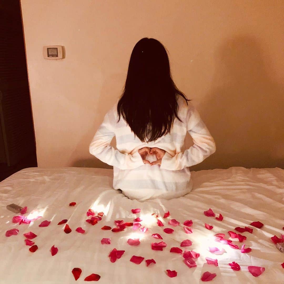 平瀬美里のインスタグラム：「みぃにお腹と二重アゴとってもらいたい人募集中🐷﻿ ひとりふんどし視聴してくださった方ありがとうございました:）﻿ おやすみぃちゃん😴🎀」