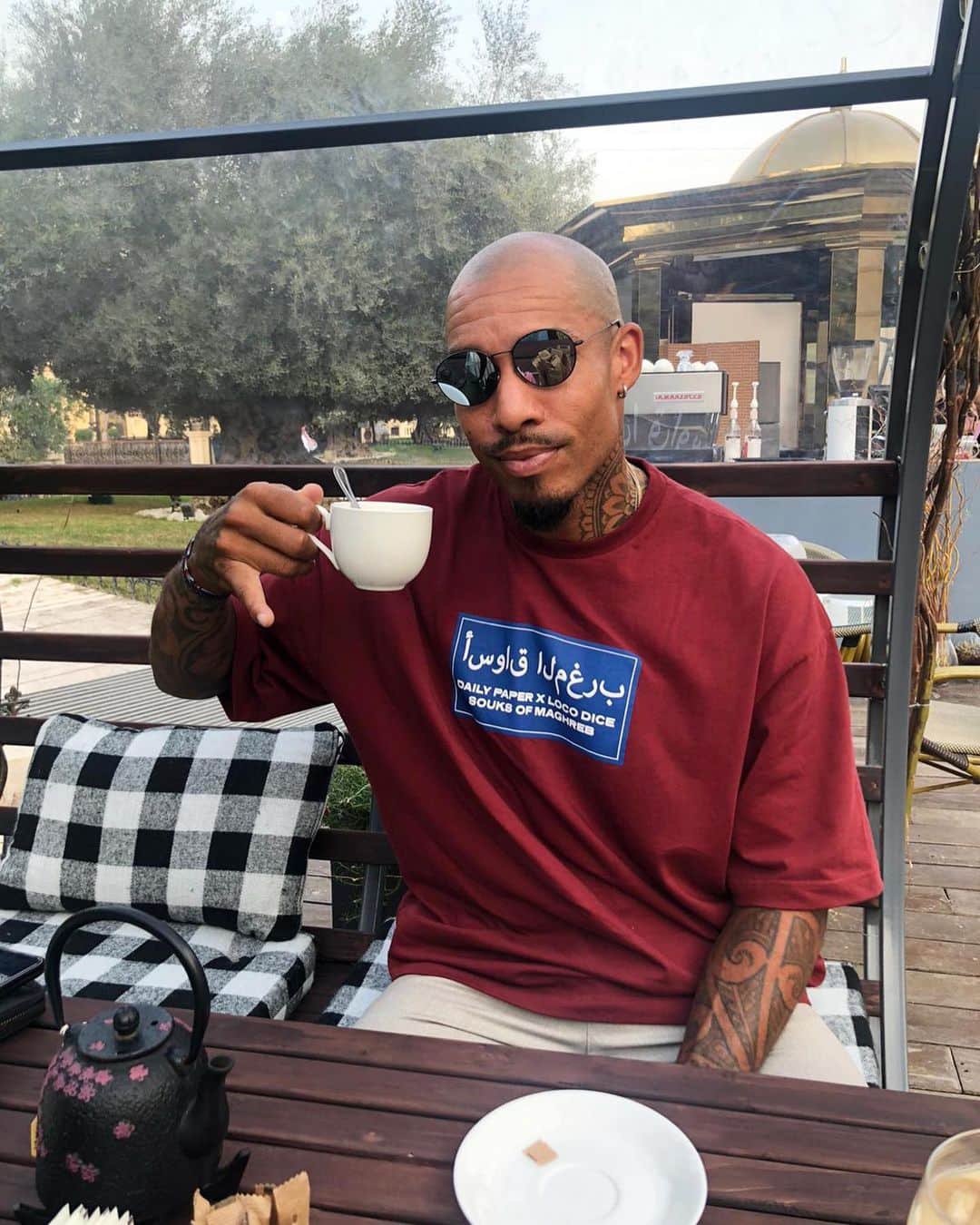 ナイジェル・デ・ヨングのインスタグラム：「Pinky swear // 🐸☕️」