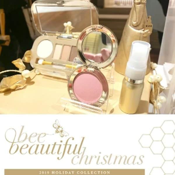 ジェーン・アイルデールのインスタグラム：「いよいよ明日11/12最終日！. ＜POP UP SHOP開催中＞. 伊勢丹新宿店本館地下2階＝パーク/プロモーション. . ／. 毎年人気のホリデーキット🌟. 生産数量限定発売. ＼. . . 🎄🎄🎄🎄🎄🎄🎄. 2019⭐️クリスマスコフレ. 🐝bee beautiful christmas🎅. 2019 HOLIDAY COLLECTION. 🎄🎄🎄🎄🎄🎄🎄. . 【ホリデーコンパクトキット✨】. 特別キット価格 6,050〜6,380円. . 毎年人気のホリデーコンパクト. 2019年はバリエーション豊かにご提供🎁. . 内容. ●ホリデーコンパクト. ●レフィル. . ＊コンパクトは２種類から、レフィルはプレストベース（8色）、ゴールデングローしまーパウダー（4色）、So-ブロンズ3からお選びいただけます。ご選択のレフィルによって価格が変わります。. . 🎄🎄🎄🎄. . 【クイーンビー　ビューティフルキット🐝】. 特別キット 価格 13,200円. . 毎回好評のアイシャドウと限定色のチーク、ミニミmストが大容量のポーチに入ってセットに. . 内容. ●アイシャドウキット　カムフライウィズミー（9.6g／現品）8,690円. ●ピュアプレストチーク　クイーンビー（3.7g／現品）4,840円. ●ミニ　エコサート　ティーツーオーハイドレーションミスト（12mL）. ●ポーチ. . . https://www.isetan.mistore.jp/shinjuku/shops/beauty/apothecary/shopnews_list/shopnews01991.html . . ジェーン・アイルデール　伊勢丹新宿店. 新宿区新宿3-14-1. 伊勢丹新宿店　本館地下2階　ビューティアポセカリー. 直通電話03（3352）1111　大代表. 営業時間：10時～20時」