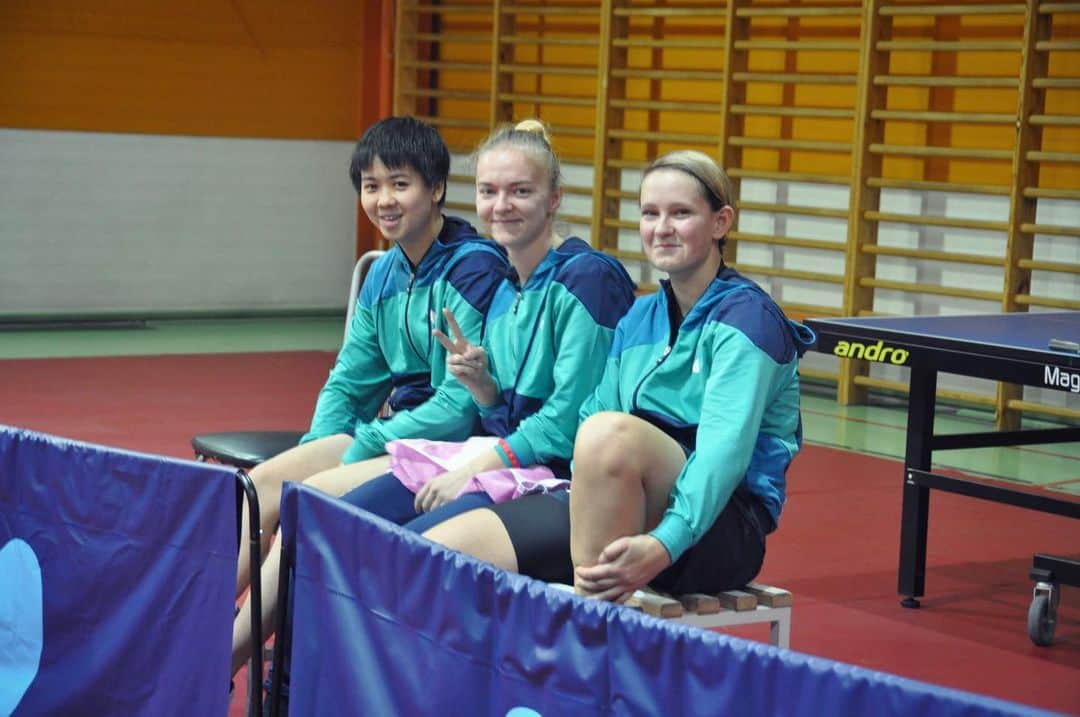 Karolina pekのインスタグラム：「#grażynkinameczu #bronoteam 🏓🤪」