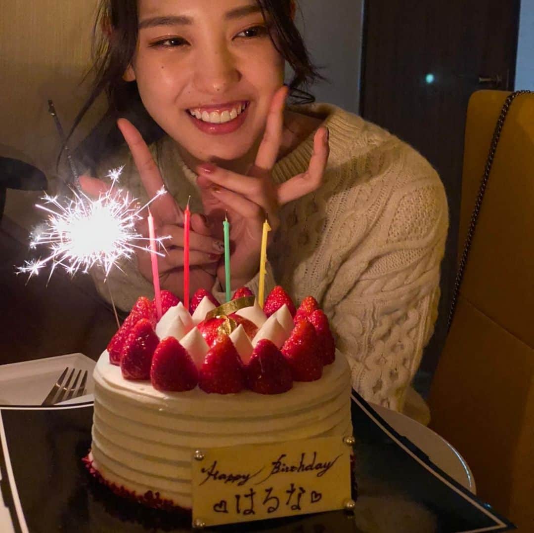 飯窪春菜のインスタグラム：「🎂🎁🌈 ・ ・ 沢山の方にお祝いして頂いて、本当に嬉しい25歳のスタートでした☺️ ・ ・ ・ #louangetokyo  #mybirthday  #25th  #はるなの毎日  #飯窪ってる」