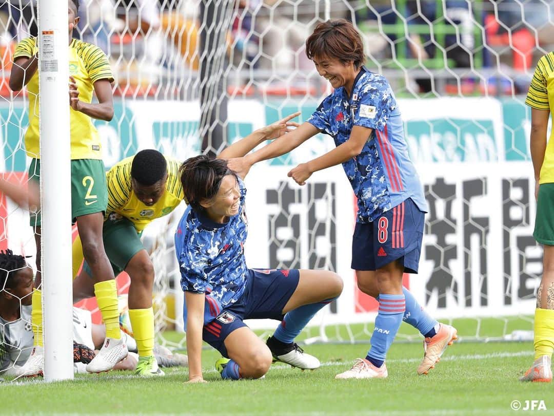 日本サッカー協会さんのインスタグラム写真 - (日本サッカー協会Instagram)「📸Match photos｜先制点は、頼れるキャプテン#熊谷紗希 選手の代表初ゴール！まわりの選手たちも笑顔で祝福😁🙌 ・ 出場110試合目での初得点に熊谷紗希選手は、「（代表初得点が）こんなに遅くなってしまいましたが、ようやく点が取れて、ホッとしました。チームが勝つための（先制）点だったというのもうれしいです。」とコメント。 ・ #nadeshiko #なでしこジャパン #女子サッカー --------------------- MS&ADカップ2019 なでしこジャパン🇯🇵2-0🇿🇦南アフリカ女子代表 ⚽️20分 #熊谷紗希 ⚽️41分 #菅澤優衣香 ・ 📅2019/11/10(日) 12:45KO 📍北九州スタジアム ・ 💁‍♀️マッチレポートはJFA.jpへ！」11月11日 23時25分 - japanfootballassociation