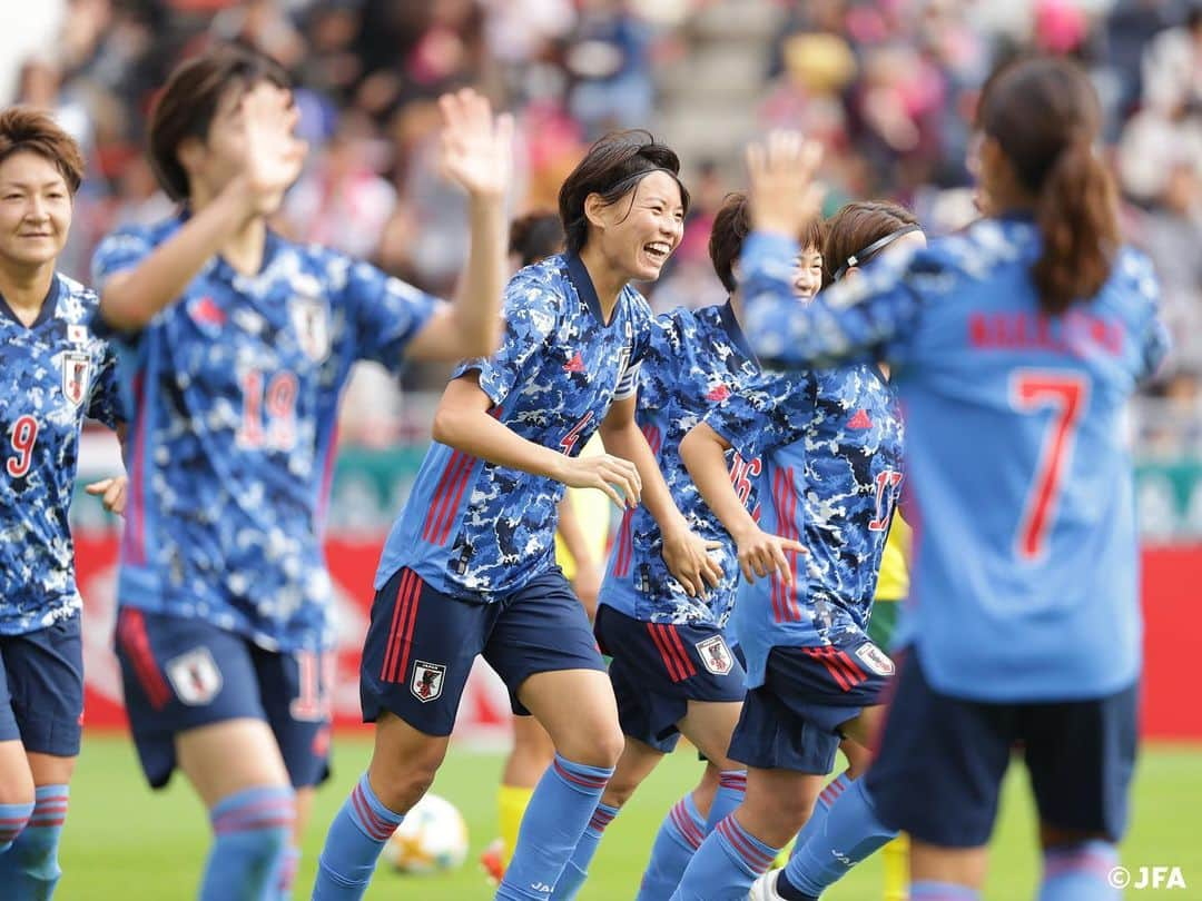 日本サッカー協会さんのインスタグラム写真 - (日本サッカー協会Instagram)「📸Match photos｜先制点は、頼れるキャプテン#熊谷紗希 選手の代表初ゴール！まわりの選手たちも笑顔で祝福😁🙌 ・ 出場110試合目での初得点に熊谷紗希選手は、「（代表初得点が）こんなに遅くなってしまいましたが、ようやく点が取れて、ホッとしました。チームが勝つための（先制）点だったというのもうれしいです。」とコメント。 ・ #nadeshiko #なでしこジャパン #女子サッカー --------------------- MS&ADカップ2019 なでしこジャパン🇯🇵2-0🇿🇦南アフリカ女子代表 ⚽️20分 #熊谷紗希 ⚽️41分 #菅澤優衣香 ・ 📅2019/11/10(日) 12:45KO 📍北九州スタジアム ・ 💁‍♀️マッチレポートはJFA.jpへ！」11月11日 23時25分 - japanfootballassociation