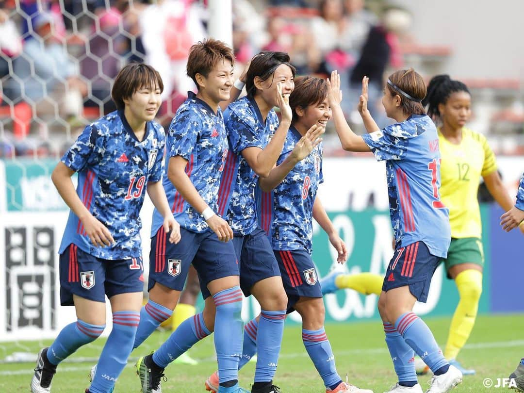 日本サッカー協会さんのインスタグラム写真 - (日本サッカー協会Instagram)「📸Match photos｜先制点は、頼れるキャプテン#熊谷紗希 選手の代表初ゴール！まわりの選手たちも笑顔で祝福😁🙌 ・ 出場110試合目での初得点に熊谷紗希選手は、「（代表初得点が）こんなに遅くなってしまいましたが、ようやく点が取れて、ホッとしました。チームが勝つための（先制）点だったというのもうれしいです。」とコメント。 ・ #nadeshiko #なでしこジャパン #女子サッカー --------------------- MS&ADカップ2019 なでしこジャパン🇯🇵2-0🇿🇦南アフリカ女子代表 ⚽️20分 #熊谷紗希 ⚽️41分 #菅澤優衣香 ・ 📅2019/11/10(日) 12:45KO 📍北九州スタジアム ・ 💁‍♀️マッチレポートはJFA.jpへ！」11月11日 23時25分 - japanfootballassociation