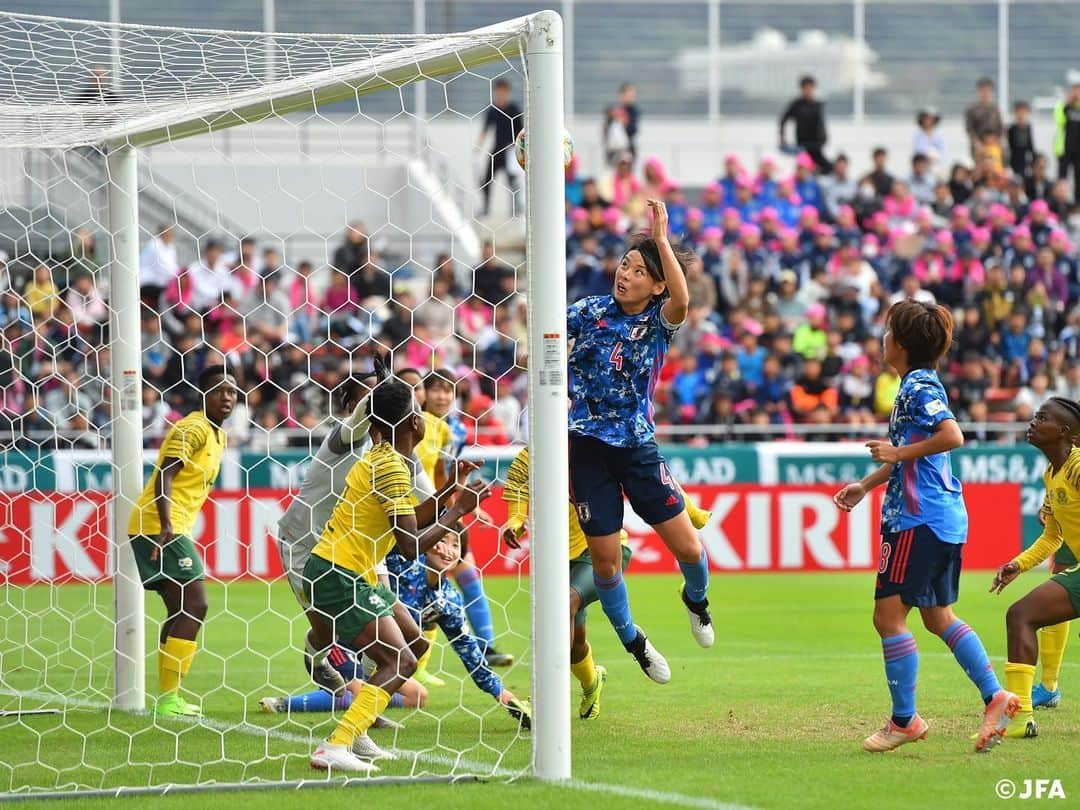 日本サッカー協会さんのインスタグラム写真 - (日本サッカー協会Instagram)「📸Match photos｜先制点は、頼れるキャプテン#熊谷紗希 選手の代表初ゴール！まわりの選手たちも笑顔で祝福😁🙌 ・ 出場110試合目での初得点に熊谷紗希選手は、「（代表初得点が）こんなに遅くなってしまいましたが、ようやく点が取れて、ホッとしました。チームが勝つための（先制）点だったというのもうれしいです。」とコメント。 ・ #nadeshiko #なでしこジャパン #女子サッカー --------------------- MS&ADカップ2019 なでしこジャパン🇯🇵2-0🇿🇦南アフリカ女子代表 ⚽️20分 #熊谷紗希 ⚽️41分 #菅澤優衣香 ・ 📅2019/11/10(日) 12:45KO 📍北九州スタジアム ・ 💁‍♀️マッチレポートはJFA.jpへ！」11月11日 23時25分 - japanfootballassociation