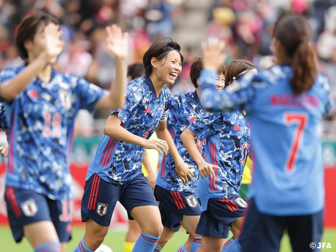 日本サッカー協会さんのインスタグラム写真 - (日本サッカー協会Instagram)「📸Match photos｜先制点は、頼れるキャプテン#熊谷紗希 選手の代表初ゴール！まわりの選手たちも笑顔で祝福😁🙌 ・ 出場110試合目での初得点に熊谷紗希選手は、「（代表初得点が）こんなに遅くなってしまいましたが、ようやく点が取れて、ホッとしました。チームが勝つための（先制）点だったというのもうれしいです。」とコメント。 ・ #nadeshiko #なでしこジャパン #女子サッカー --------------------- MS&ADカップ2019 なでしこジャパン🇯🇵2-0🇿🇦南アフリカ女子代表 ⚽️20分 #熊谷紗希 ⚽️41分 #菅澤優衣香 ・ 📅2019/11/10(日) 12:45KO 📍北九州スタジアム ・ 💁‍♀️マッチレポートはJFA.jpへ！」11月11日 23時25分 - japanfootballassociation