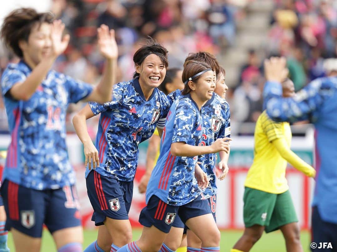 日本サッカー協会さんのインスタグラム写真 - (日本サッカー協会Instagram)「📸Match photos｜先制点は、頼れるキャプテン#熊谷紗希 選手の代表初ゴール！まわりの選手たちも笑顔で祝福😁🙌 ・ 出場110試合目での初得点に熊谷紗希選手は、「（代表初得点が）こんなに遅くなってしまいましたが、ようやく点が取れて、ホッとしました。チームが勝つための（先制）点だったというのもうれしいです。」とコメント。 ・ #nadeshiko #なでしこジャパン #女子サッカー --------------------- MS&ADカップ2019 なでしこジャパン🇯🇵2-0🇿🇦南アフリカ女子代表 ⚽️20分 #熊谷紗希 ⚽️41分 #菅澤優衣香 ・ 📅2019/11/10(日) 12:45KO 📍北九州スタジアム ・ 💁‍♀️マッチレポートはJFA.jpへ！」11月11日 23時25分 - japanfootballassociation