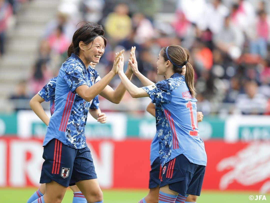 日本サッカー協会さんのインスタグラム写真 - (日本サッカー協会Instagram)「📸Match photos｜先制点は、頼れるキャプテン#熊谷紗希 選手の代表初ゴール！まわりの選手たちも笑顔で祝福😁🙌 ・ 出場110試合目での初得点に熊谷紗希選手は、「（代表初得点が）こんなに遅くなってしまいましたが、ようやく点が取れて、ホッとしました。チームが勝つための（先制）点だったというのもうれしいです。」とコメント。 ・ #nadeshiko #なでしこジャパン #女子サッカー --------------------- MS&ADカップ2019 なでしこジャパン🇯🇵2-0🇿🇦南アフリカ女子代表 ⚽️20分 #熊谷紗希 ⚽️41分 #菅澤優衣香 ・ 📅2019/11/10(日) 12:45KO 📍北九州スタジアム ・ 💁‍♀️マッチレポートはJFA.jpへ！」11月11日 23時25分 - japanfootballassociation