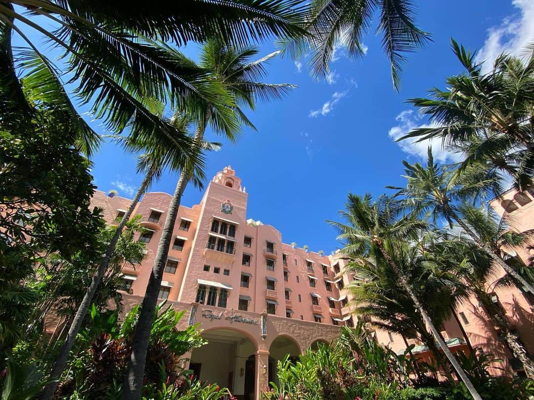 興梠友理さんのインスタグラム写真 - (興梠友理Instagram)「The Royal Hawaiian Hotel ・ もうちょっとだけハワイ旅記録にお付き合いくださいwww ・ 今回は色々ひっくるめた自分へのご褒美旅だったので、ホテルは大奮発して「ピンクパレス」とも呼ばれているこちら💕 ・ どこを見ても絵になる素晴らしいホテルでした✨ ・ 個人的にはガーデン側から見た建物が一番好きだな❤️ ・ 【1,2】ガーデン側 【3】正面玄関 【4,5】ビーチ側 【6】ビーチに向かう回廊 【7】ビーチ側にある休憩スペース(お昼寝してる人がいるよw) 【8】今回の部屋 【9】ドア(カービングか素敵で思わず撮ったw) 【10】アメニティ-マリエ(ハワイ産のオーガニックスパブランド) ・ #ろぎ子のハワイ旅  #ハワイ #ワイキキ #ロイヤルハワイアンホテル #ピンクパレス #hawaii #waikiki #royalhawaiianhotel #pinkpalace」11月11日 23時26分 - yuri_rogi