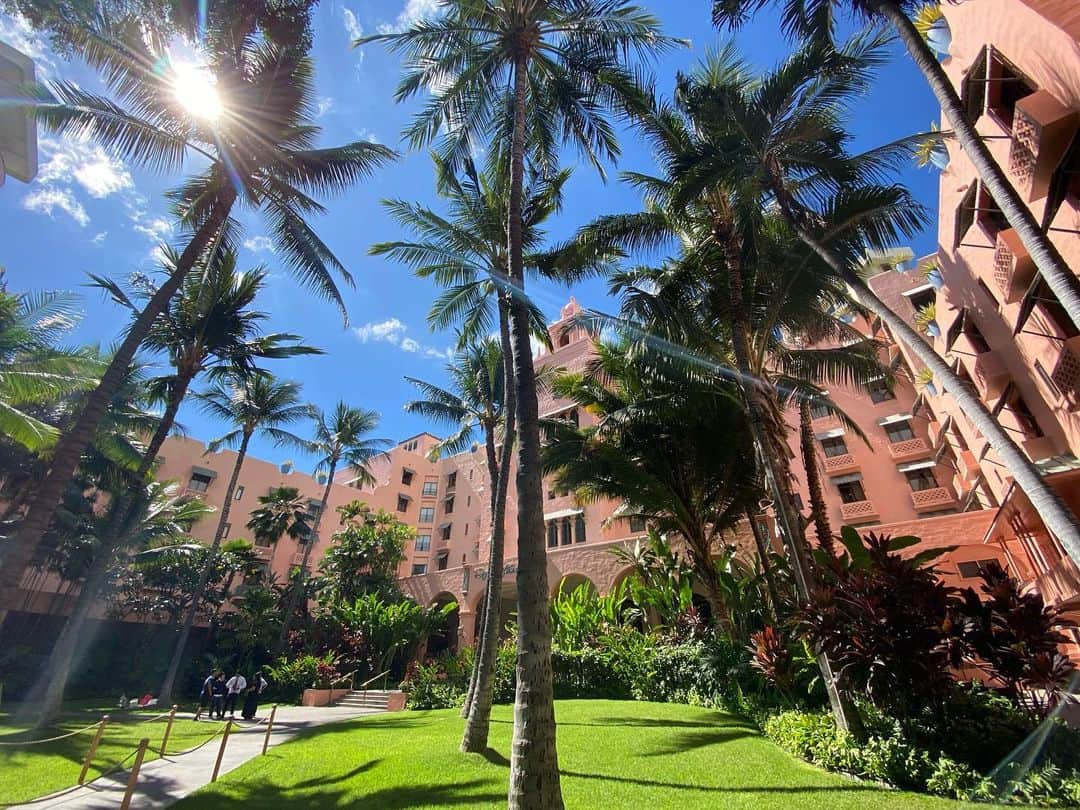 興梠友理のインスタグラム：「The Royal Hawaiian Hotel ・ もうちょっとだけハワイ旅記録にお付き合いくださいwww ・ 今回は色々ひっくるめた自分へのご褒美旅だったので、ホテルは大奮発して「ピンクパレス」とも呼ばれているこちら💕 ・ どこを見ても絵になる素晴らしいホテルでした✨ ・ 個人的にはガーデン側から見た建物が一番好きだな❤️ ・ 【1,2】ガーデン側 【3】正面玄関 【4,5】ビーチ側 【6】ビーチに向かう回廊 【7】ビーチ側にある休憩スペース(お昼寝してる人がいるよw) 【8】今回の部屋 【9】ドア(カービングか素敵で思わず撮ったw) 【10】アメニティ-マリエ(ハワイ産のオーガニックスパブランド) ・ #ろぎ子のハワイ旅  #ハワイ #ワイキキ #ロイヤルハワイアンホテル #ピンクパレス #hawaii #waikiki #royalhawaiianhotel #pinkpalace」