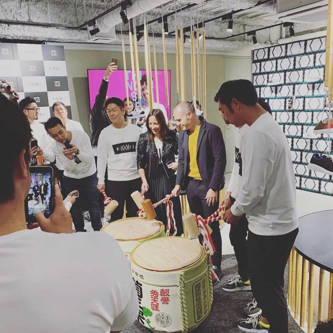 酒井高徳さんのインスタグラム写真 - (酒井高徳Instagram)「Mikakus @mikakus 神戸店のOpeningparty に招待して頂いて行ってきました！初店舗開店おめでとうございます！これからの成功を願ってます！🥳🥳　@andresiniesta8  @mikakus  独特な世界観やデザインで凄い素敵な靴ばっかりでした👏👏 皆さんも是非お店に足を運んでみてください😊😊 #ミカクス #アンドレスイニエスタ #神戸店 #初店舗 #スニーカー #おめでとうございます」11月11日 23時29分 - sakai_go1123