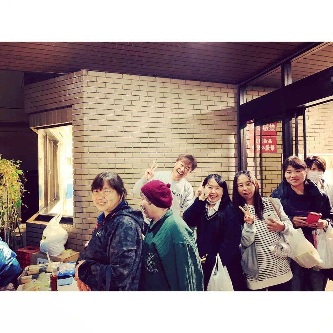 紗栄子さんのインスタグラム写真 - (紗栄子Instagram)「台風19号の豪雨により甚大な被害が出た福島県いわき市。 私のインスタグラムのダイレクトメッセージにもいわき市の方からたくさんのSOSが届いておりました。 やっと来ることができたいわき市！ 明日で避難生活が1カ月になるとのことで、いわき市内郷コミュニティセンターで今回も仲間たちと共に温かい長崎ちゃんぽんを提供させていただきました！ いつも感じることなのですが、皆さんの笑顔とありがとうの一言が、支援をしている私たちにとってもどれだけの活力となっていることか。 笑顔が笑顔を呼び、温かい心も連鎖していく。 私たちこそありがとうの気持ちでいっぱいです😌✨ #prayforjapan#福島県#いわき市#thinktheday」11月11日 23時34分 - saekoofficial