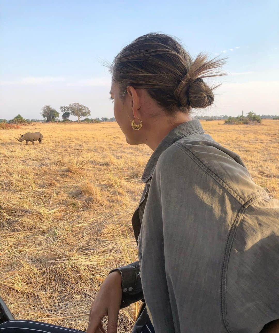 マリア・シャラポワさんのインスタグラム写真 - (マリア・シャラポワInstagram)「We made our way to #LittleMombo at Okavango Delta. Tracked a leopard 🐆 within an hour of our first evening drive and followed him until it became too dark. ( incredible!!) Buffalos 🐃’s ✔️. An elephant 🐘that was clearly a little excited and ready to mate 😅. Notice I turned off the video once he looked directly to us. 😱. The zebras 🦓 in the water, I couldn’t take my eyes off! The Rhino was a b.e.a.s.t!! Why didn’t someone tell me I had to do a safari sooner?! 🦒🦛」11月11日 23時45分 - mariasharapova