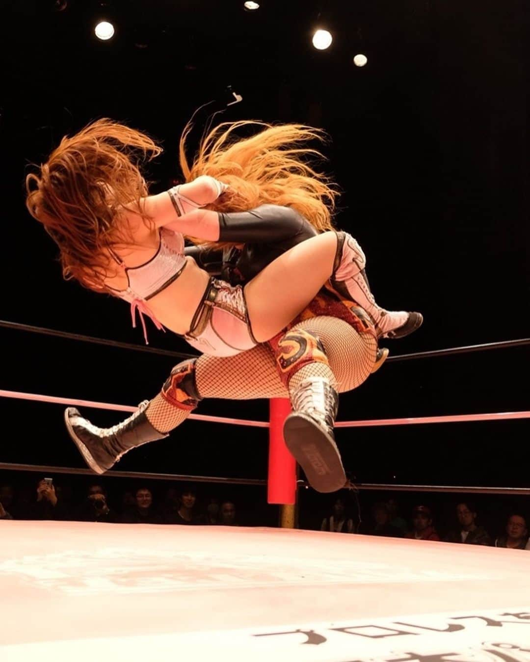 白川未奈さんのインスタグラム写真 - (白川未奈Instagram)「Thank you @nightshadewrestler . I'll do my best to beat you next time at another ring...🌏❣️ ・ どんなに大きい相手にも勝てるテクニックとスタミナを付けなくちゃと、また試合を通して学んだ！！プロレス楽しいなぁああああ #tjpw #japan #prowrestling #仙台」11月11日 23時38分 - mina_shirakawa