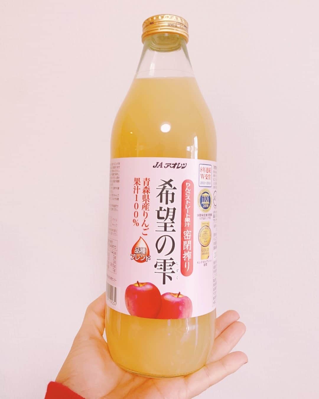 ティーナ・カリーナのインスタグラム：「このりんごジュース、ほんまに美味しい🍎  無酸素状態ですりおろす、密閉絞り。 完全100パーセントのりんごジュース。  JAアオレンさんに取材に行った時に衝撃を受けました。  めちゃくちゃおすすめです🍎  #希望の雫 #りんごジュース」