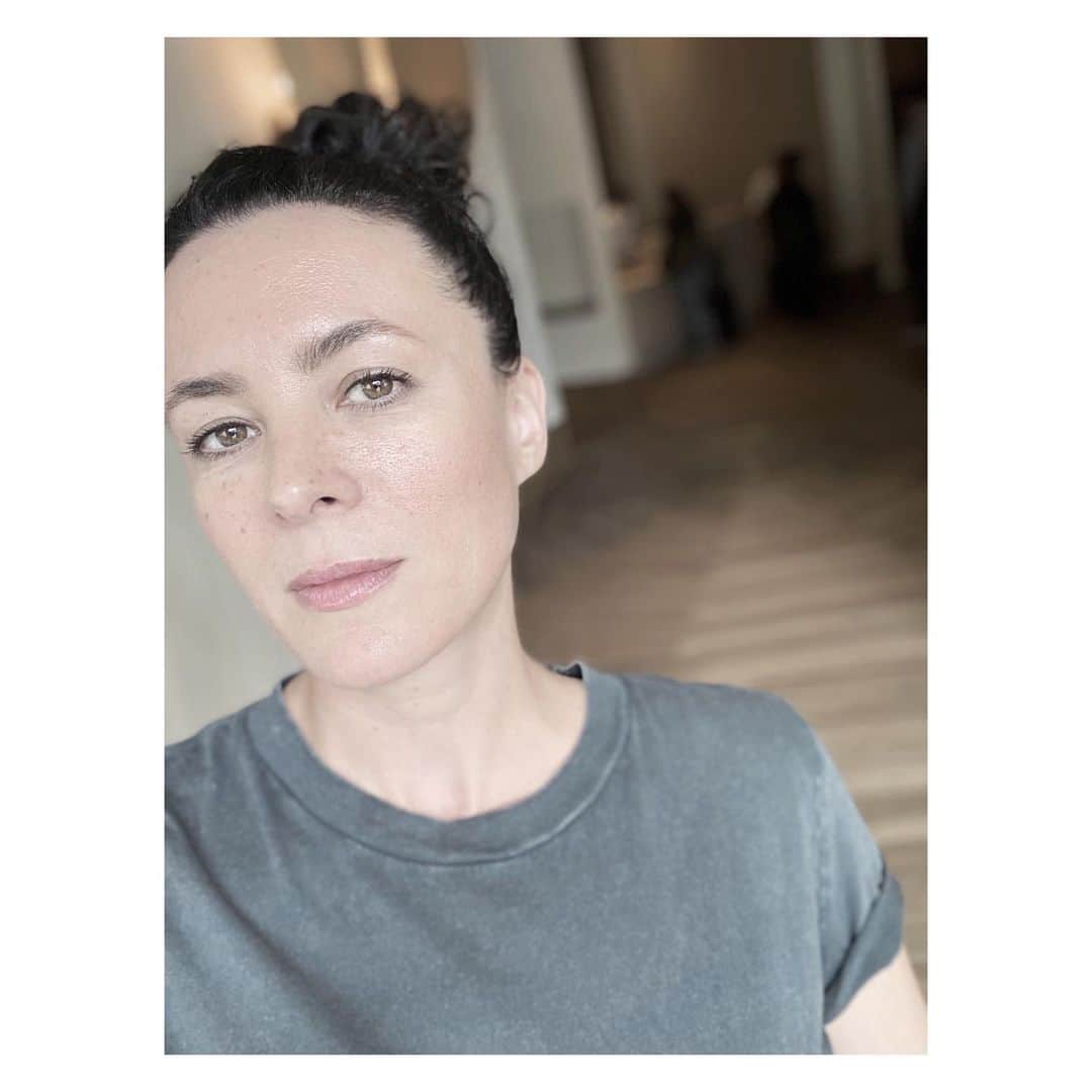 ギャランス・ドレのインスタグラム：「This week and the next one are going to be fun. I’ll be speaking with @nililotan , then go up to Boston to give a talk at @harvard , then host an event with @lamer and @nordstrom , then do a keynote at @bof Voices and host another event in London I’ll tell you about soon*. .  I love this type of work because it’s all about connecting with others and telling stories. .  I was thinking of the outfits I’ll pack, and the only thing I can think about is good jeans and tee-shirts. Or sweater because it’s getting cold apparently on the other side of the planet. Awesome shoes. Simple. Because when I look back, that’s always how I feel the most myself and when you’re doing public speaking, all you want to feel is ease and confidence. . I started wondering what I could get away with, and I still haven’t really answered the question. Maybe I’ll change my mind and freak out at the last minute and go on a shopping hunt and it could be fun, stressful and pricey. Or maybe I’ll just trust myself, do me, and see how it works. . . . And yes @imranamed I promise I’ll bring a dress for the gala! I’m not a savage! (Yet 😜) . . . ————— . * more infos in my stories soon!」
