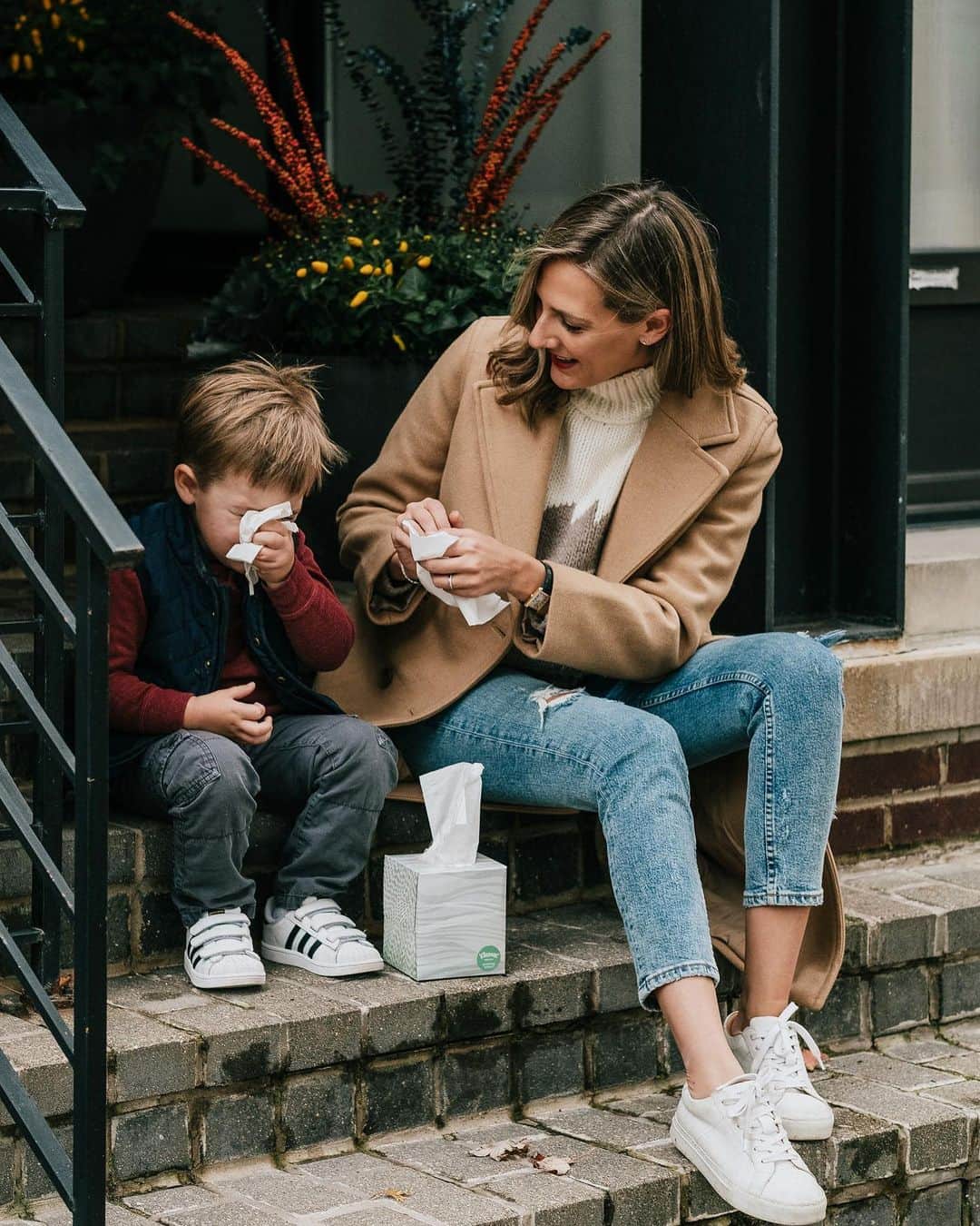 Anna Jane Wisniewskiのインスタグラム：「Is there anything that makes a parent prouder than teaching a little kid how to blow⁣ their own nose? #ad I used to be one of those people who prided myself on the⁣ statement, "I never get sick." Well, now that we have two little ones, we're all a little⁣ more prone to sniffs, sneezes, coughs and runny noses-- myself included.⁣ ⁣ But we're also not the type to let some sniffles get us down. We always have⁣ @kleenex tissues fully stocked in the house, cars, purses- everywhere! I mean, you⁣ have to have it on you at all time as a kid's runny nose waits for no one. Nothing⁣ beats the extra soft feel of @kleenex Soothing Lotion tissues (lots of moisturizers like⁣ coconut oil and aloe packed in there) and nothing protects our noses from irritation⁣ better during our eternal winter here in Chicago.」