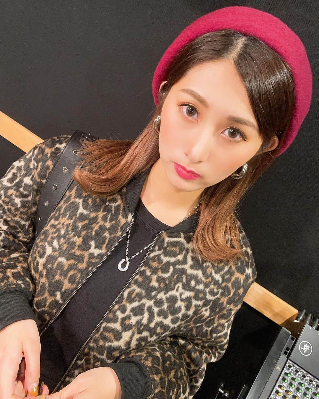 のインスタグラム：「帽子集めが好きなので たくさんあるのだけど お気に入りばかりかぶって なかなか日の目を浴びないものたちが多いので 帽子中心にコーデを考えてみるこの頃👒 . そしてこの前１１月になったばかりだと 思ってたら、、、。 もう１１日とかになっちゃってる🙄 ポッキーの日だって。 食べてない、食べたかったな。 . #ポッキーの日 #帽子 #cap #sly」