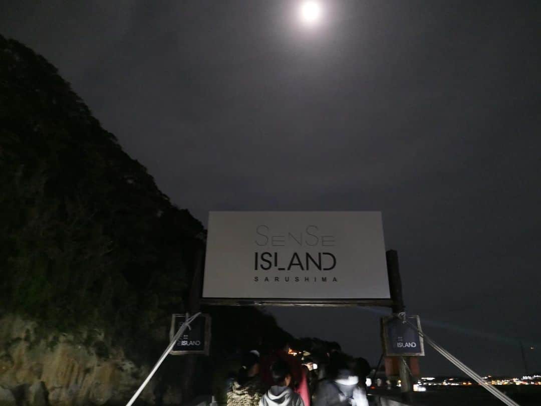 山本真由美さんのインスタグラム写真 - (山本真由美Instagram)「. 夜の無人島へ🌑 . . SENSE ISLAND 🌕 暗闇の中、携帯も没収されて 島で過ごす時間。波の音、動物の鳴き声、 月明かり、静寂、香り、気配。  #猿島 #SENSEISLAND #横須賀 #japan #yokosuka #sarushima #art #五感 #無人島  #sense #moon #fullmoon  #sea #夜 #海 #波 #月 #darkness  #nature #animal #月暈 #満月 #横浜  #likeforfollow #photography #night #Leica #ライカ #カメラ #camera」11月11日 23時49分 - mayumi_yamamoto.official