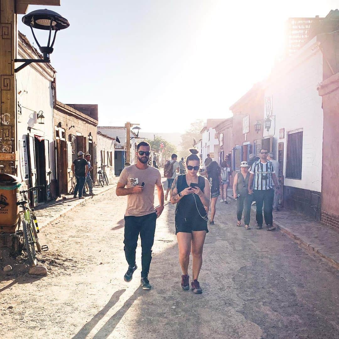 Bruna Unzuetaのインスタグラム：「♥️👫 • apaixonados de plantão, post especialmente pra vocês 🥰 o Deserto de Atacama foi eleito o melhor destino romântico pelo World Travel Awards 2019 ❣️e ai, que tal planejar uma viagem pra esse destino incrível? @chiletravel #chiletravel」