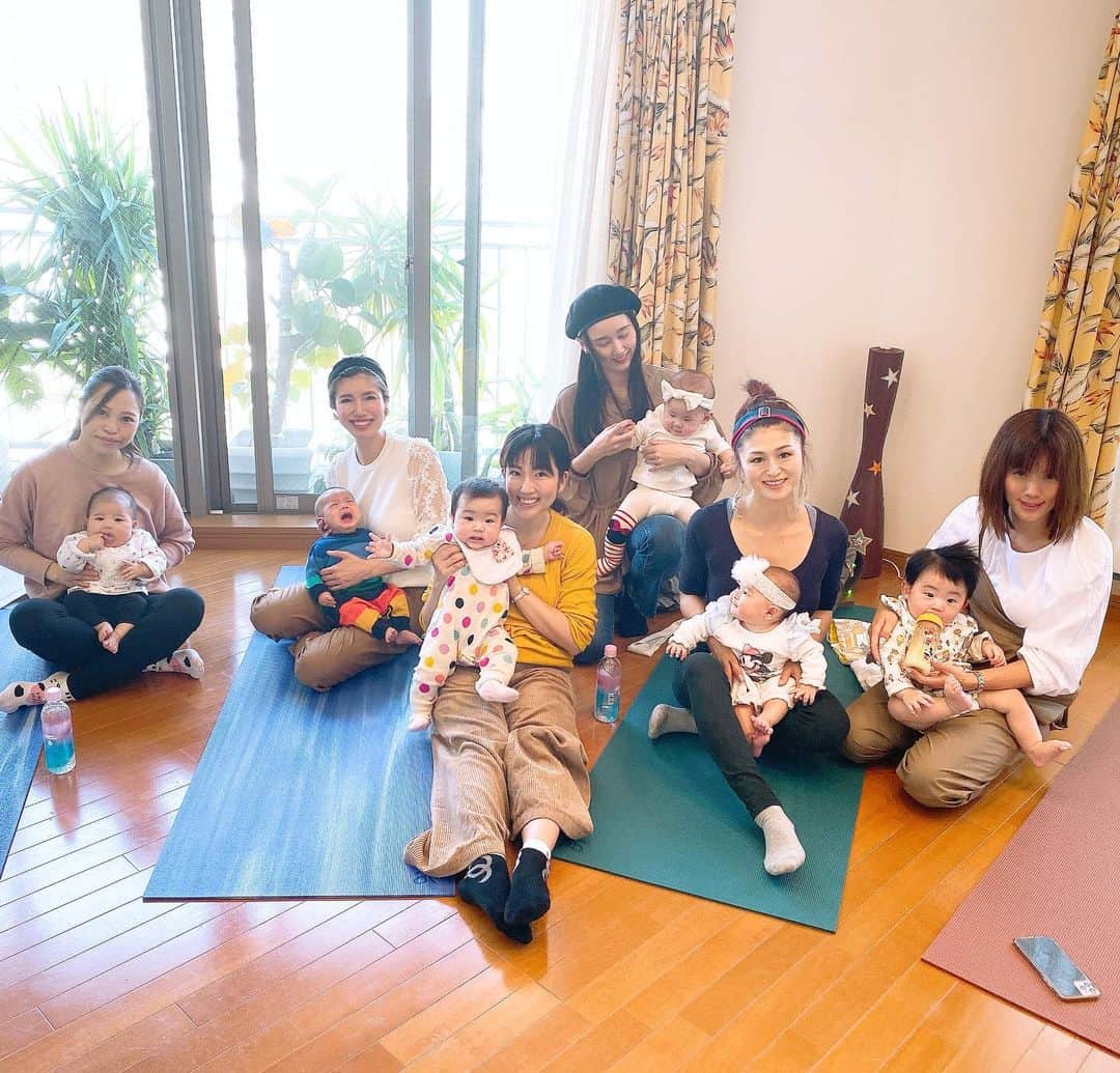 のインスタグラム：「令和元年11月11日11時から、令和ベビーのお友達集めてベビーマッサージ👶✨ こんなに1が揃うと縁起いいですね🌟 そんな縁起のいいメンバーでランチもして楽しかったぁ💖 ちなみにももちゃん今日でちょうど7ヶ月✨7ヶ月からはママの免疫も減って風邪引きやすくなるって言うしちょっぴり心配😹 #令和ベビー#ベビーマッサージ#ポジティブスターヨガ#ママ友#生後7ヶ月#ももちゃんです🤗#女の子ママ#男の子ママ#赤ちゃんのいる生活#子連れランチ#MLBカフェ」