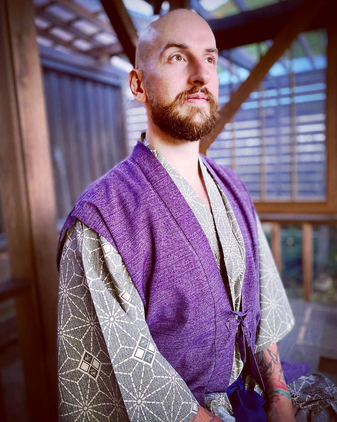 サイモンとマルティナさんのインスタグラム写真 - (サイモンとマルティナInstagram)「Simon, feeing all tranquil and sh*t after a dip in the onsen, is also (somehow) managing to werk his purple yukata fashion 👘」11月11日 23時50分 - eatyourkimchi