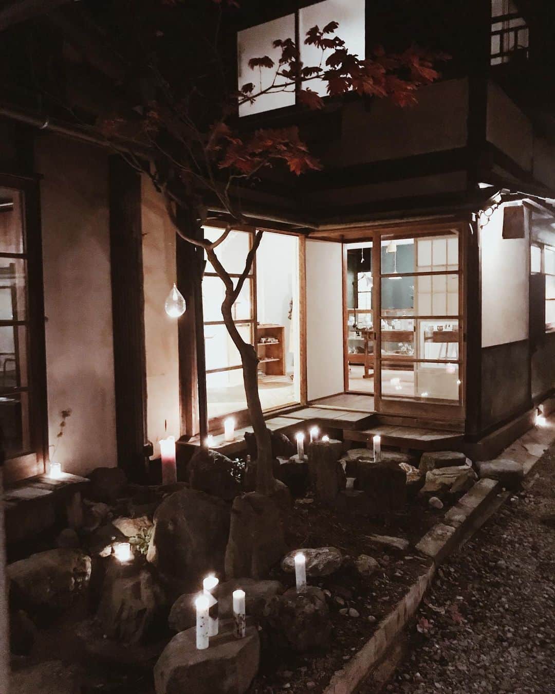 Yuiのインスタグラム：「. candle night🕯 どちら側でもなく居合わせた ただの傍観者だった私は 自分にはない彼らの発想や振る舞いが 集める人望にいつもの気後れをしながら。 微笑ましい気持ちになって 幸せのおすそ分けをたくさん頂いた。 いつも貰ってばかり。」