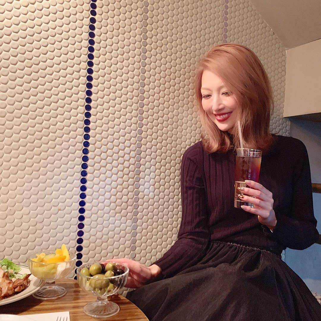 梅野舞さんのインスタグラム写真 - (梅野舞Instagram)「今年もボジョレーの季節がやってきました🍷 ボジョレーヌーヴォーの解禁日はまさにお祭りのよう！いろいろなイベントが開催されたり、普段ワインを飲まない人もこの日はワインを楽しんだり♬  2019年ボジョレーヌーヴォー解禁日は 11/21(木)午前0時💕  私も11/21(木)～24(日)のどこかでボジョレーワインを取り扱うお店へ行く予定です♬  @bistro_toricoya #ボジョレーヌーボー #アンリフェッシ #ボジョレンジャー #instagramjapan #instagram#instafood」11月12日 0時03分 - mai.umeno