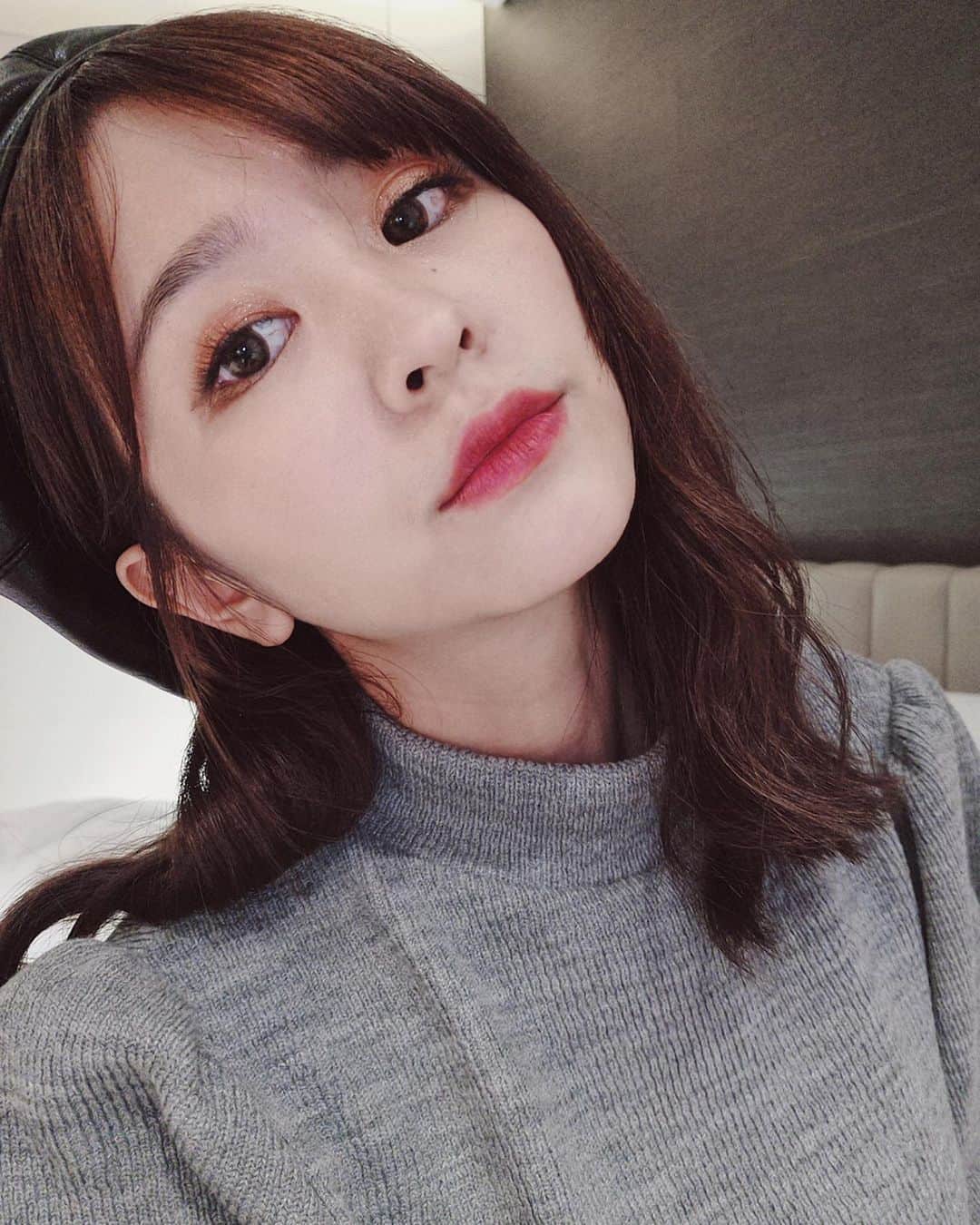 郭圈圈さんのインスタグラム写真 - (郭圈圈Instagram)「好久沒嘗試莓紅紫色調的唇膏 這天薄擦 覺得超美😍 之後出門有再擦厚一些 又是不同的美 有點厭世感？！ - 最後一張是男友的傑作😒 - #皮卡秀 💄 #植村秀唇膏： @shuuemuratw  色號：#Srimsonspin #莓紅自轉 . . . . .  #lea_isarel#leainherzliya#publicaisrotel#isarel#以色列#以色列🇮🇱 #lea_outfit#ootd」11月11日 23時58分 - helloiamlea