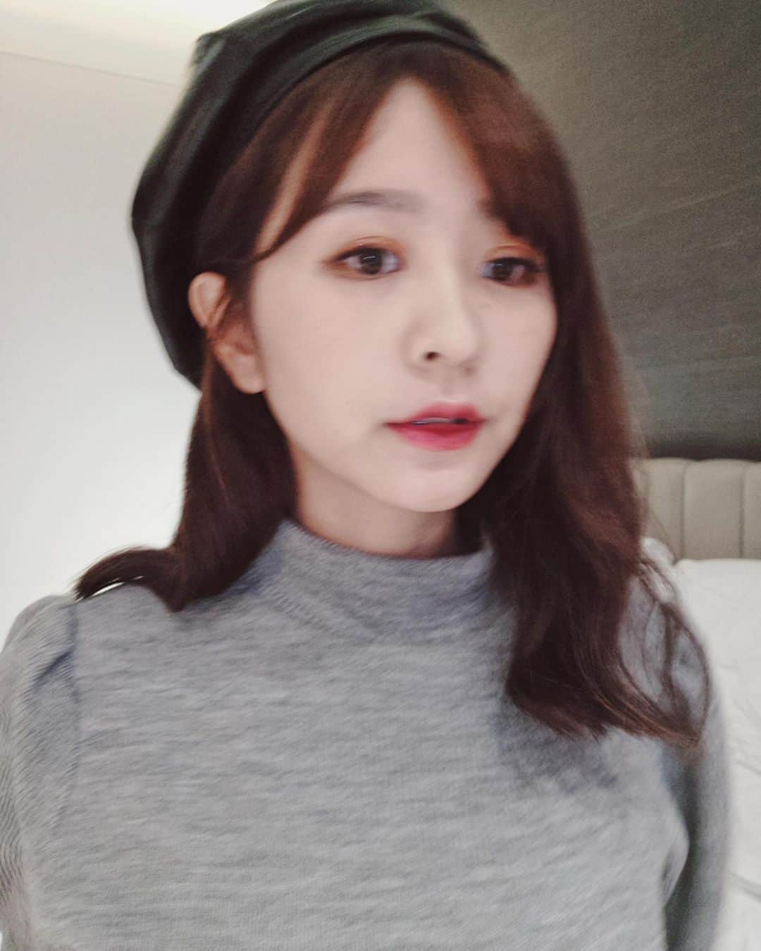 郭圈圈さんのインスタグラム写真 - (郭圈圈Instagram)「好久沒嘗試莓紅紫色調的唇膏 這天薄擦 覺得超美😍 之後出門有再擦厚一些 又是不同的美 有點厭世感？！ - 最後一張是男友的傑作😒 - #皮卡秀 💄 #植村秀唇膏： @shuuemuratw  色號：#Srimsonspin #莓紅自轉 . . . . .  #lea_isarel#leainherzliya#publicaisrotel#isarel#以色列#以色列🇮🇱 #lea_outfit#ootd」11月11日 23時58分 - helloiamlea