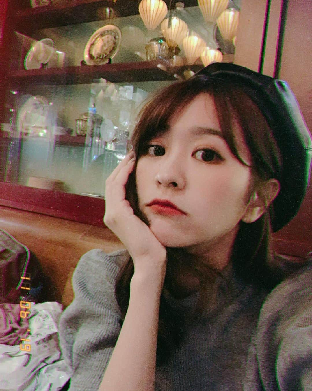郭圈圈さんのインスタグラム写真 - (郭圈圈Instagram)「好久沒嘗試莓紅紫色調的唇膏 這天薄擦 覺得超美😍 之後出門有再擦厚一些 又是不同的美 有點厭世感？！ - 最後一張是男友的傑作😒 - #皮卡秀 💄 #植村秀唇膏： @shuuemuratw  色號：#Srimsonspin #莓紅自轉 . . . . .  #lea_isarel#leainherzliya#publicaisrotel#isarel#以色列#以色列🇮🇱 #lea_outfit#ootd」11月11日 23時58分 - helloiamlea
