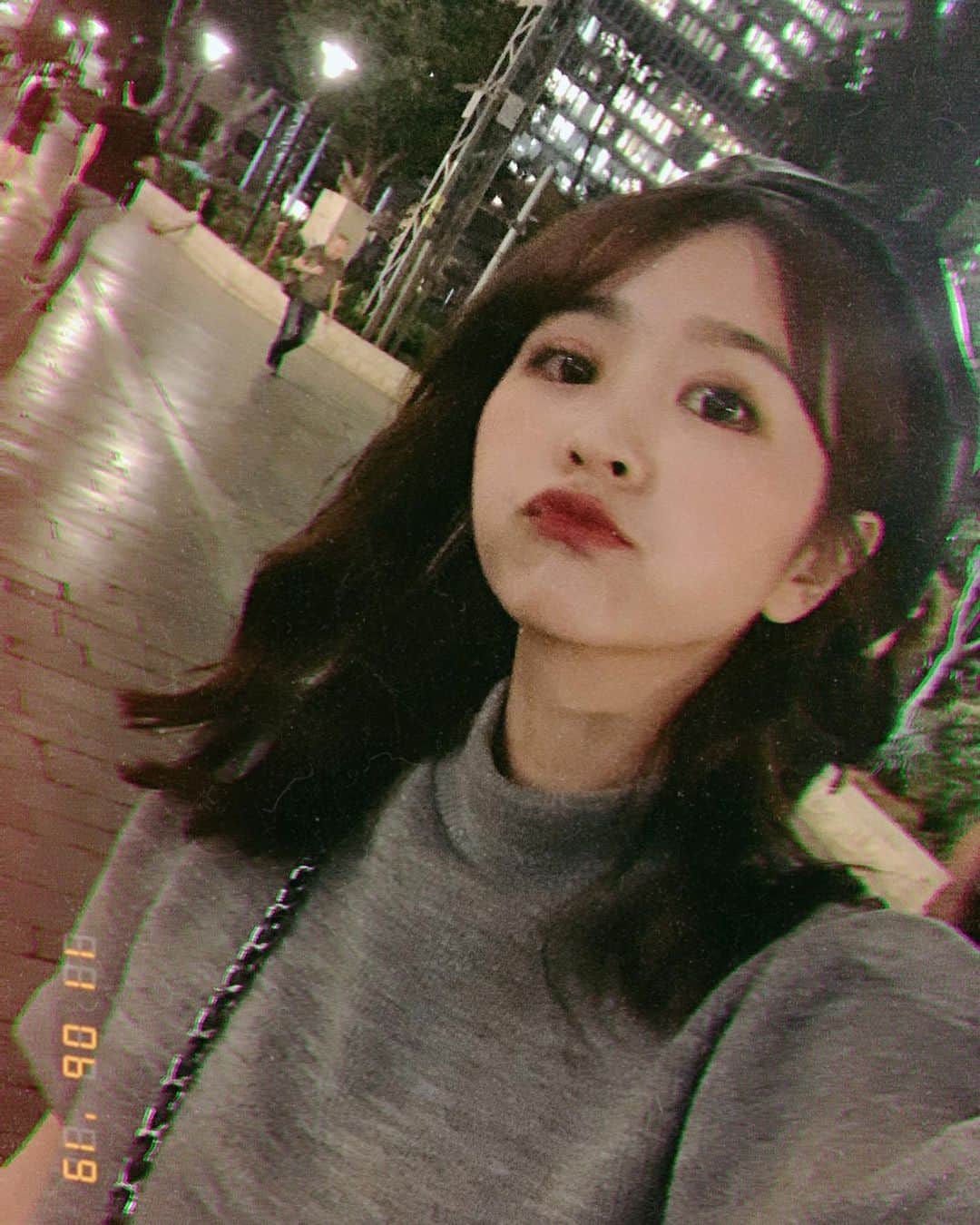 郭圈圈さんのインスタグラム写真 - (郭圈圈Instagram)「好久沒嘗試莓紅紫色調的唇膏 這天薄擦 覺得超美😍 之後出門有再擦厚一些 又是不同的美 有點厭世感？！ - 最後一張是男友的傑作😒 - #皮卡秀 💄 #植村秀唇膏： @shuuemuratw  色號：#Srimsonspin #莓紅自轉 . . . . .  #lea_isarel#leainherzliya#publicaisrotel#isarel#以色列#以色列🇮🇱 #lea_outfit#ootd」11月11日 23時58分 - helloiamlea