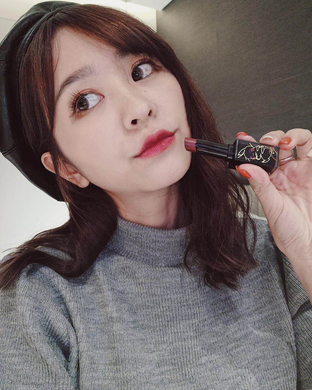 郭圈圈さんのインスタグラム写真 - (郭圈圈Instagram)「好久沒嘗試莓紅紫色調的唇膏 這天薄擦 覺得超美😍 之後出門有再擦厚一些 又是不同的美 有點厭世感？！ - 最後一張是男友的傑作😒 - #皮卡秀 💄 #植村秀唇膏： @shuuemuratw  色號：#Srimsonspin #莓紅自轉 . . . . .  #lea_isarel#leainherzliya#publicaisrotel#isarel#以色列#以色列🇮🇱 #lea_outfit#ootd」11月11日 23時58分 - helloiamlea