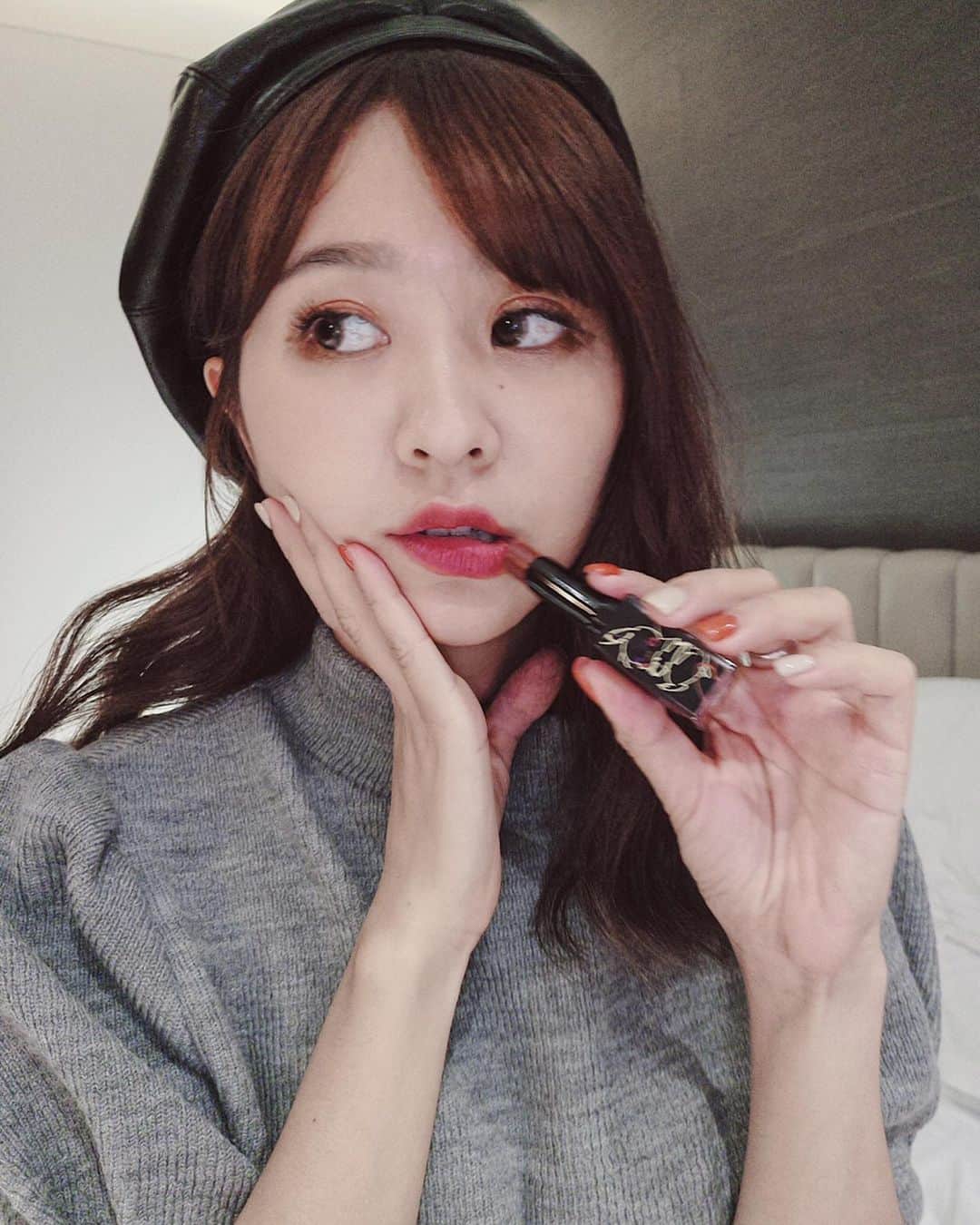 郭圈圈さんのインスタグラム写真 - (郭圈圈Instagram)「好久沒嘗試莓紅紫色調的唇膏 這天薄擦 覺得超美😍 之後出門有再擦厚一些 又是不同的美 有點厭世感？！ - 最後一張是男友的傑作😒 - #皮卡秀 💄 #植村秀唇膏： @shuuemuratw  色號：#Srimsonspin #莓紅自轉 . . . . .  #lea_isarel#leainherzliya#publicaisrotel#isarel#以色列#以色列🇮🇱 #lea_outfit#ootd」11月11日 23時58分 - helloiamlea